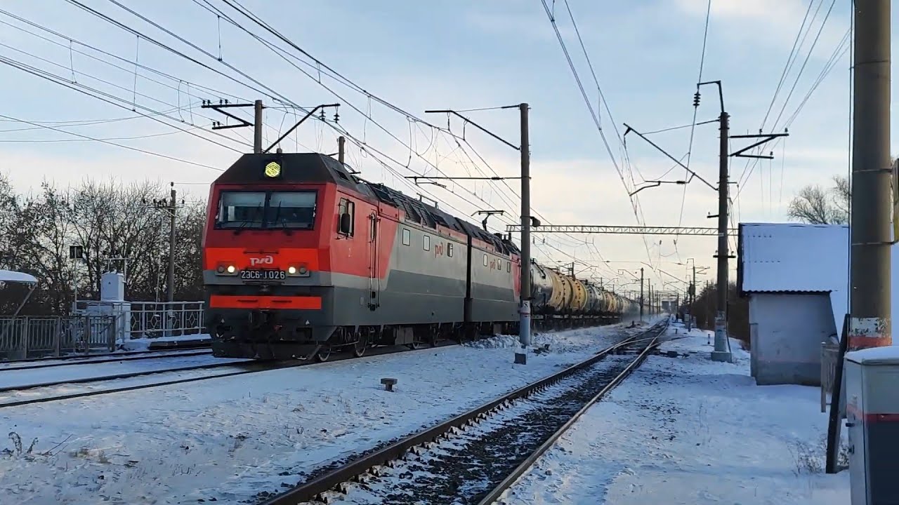 2ЭС6-1026 "Синара" с грузовым поездом следует через о. п. Мало-Чаусовский переезд