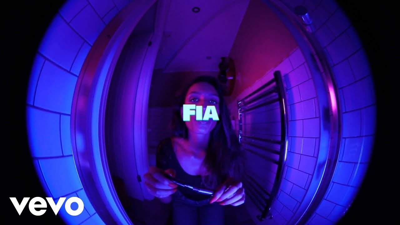 Mira Evan Crommett - Fia (Official Lyric Video) en YouTube Mira Evan Crommett - Fia (Official Lyric Video) en YouTube