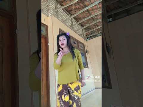 goyang tiktok pake kain batik