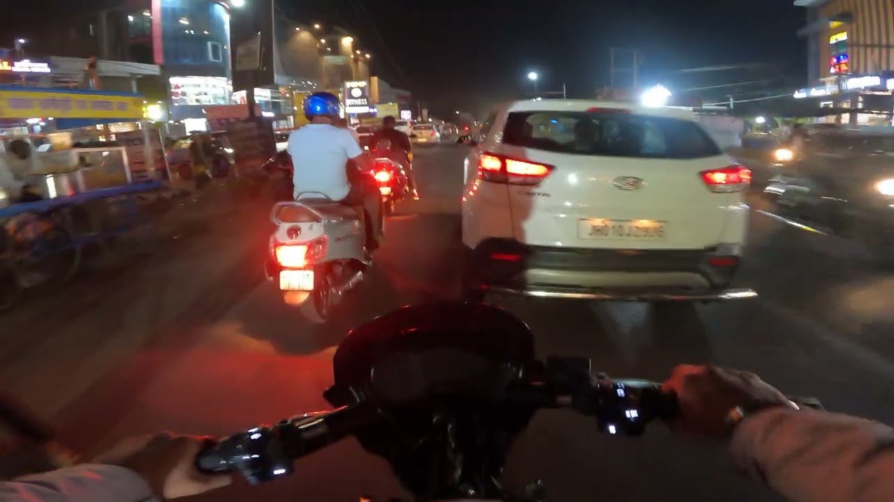 Night ride in the city with friend #amanonwheel 