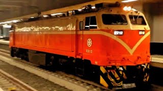 2018/11/17 17:38 臺鐵 7216次 電頭單機【E212】鳳山2A慢速通過