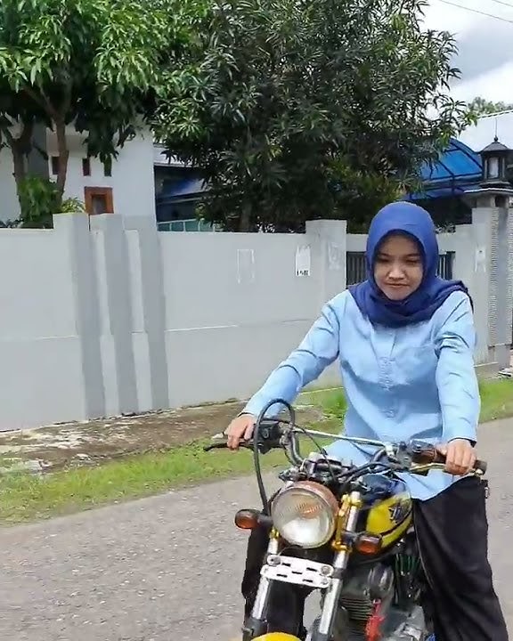Mumpuni handayayekti || aksi nyentrik ustadzah mumpuni naik motor CB #mumpuni