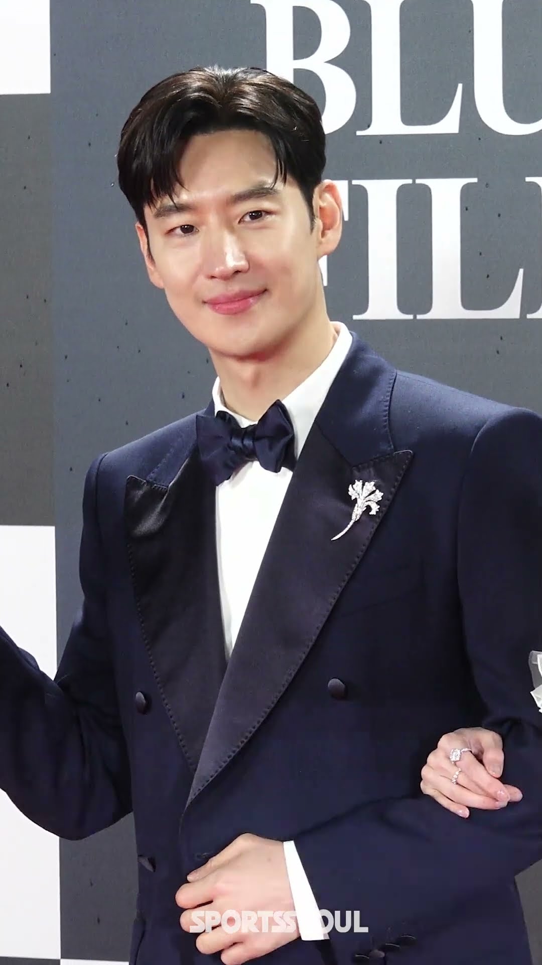 이제훈, 청룡의 남자 '살짝 긴장한 모습'