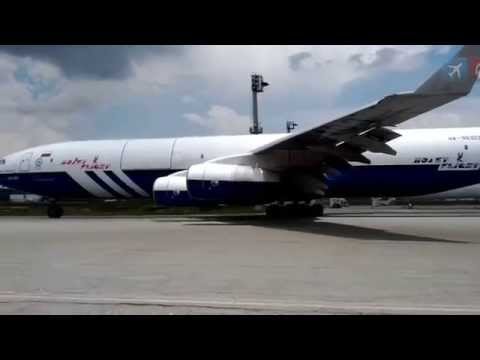 ILYUSHIN IL-96 TAXIANDO EM GRU