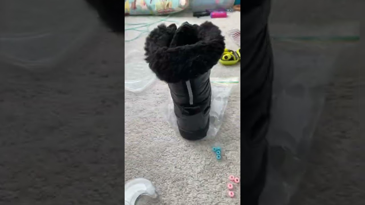 Making a boot charm! It looks cute 😊