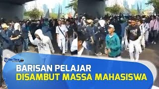 VIRAL Video Barisan Pelajar Disambut Massa Mahasiswa yang Demo di DPR