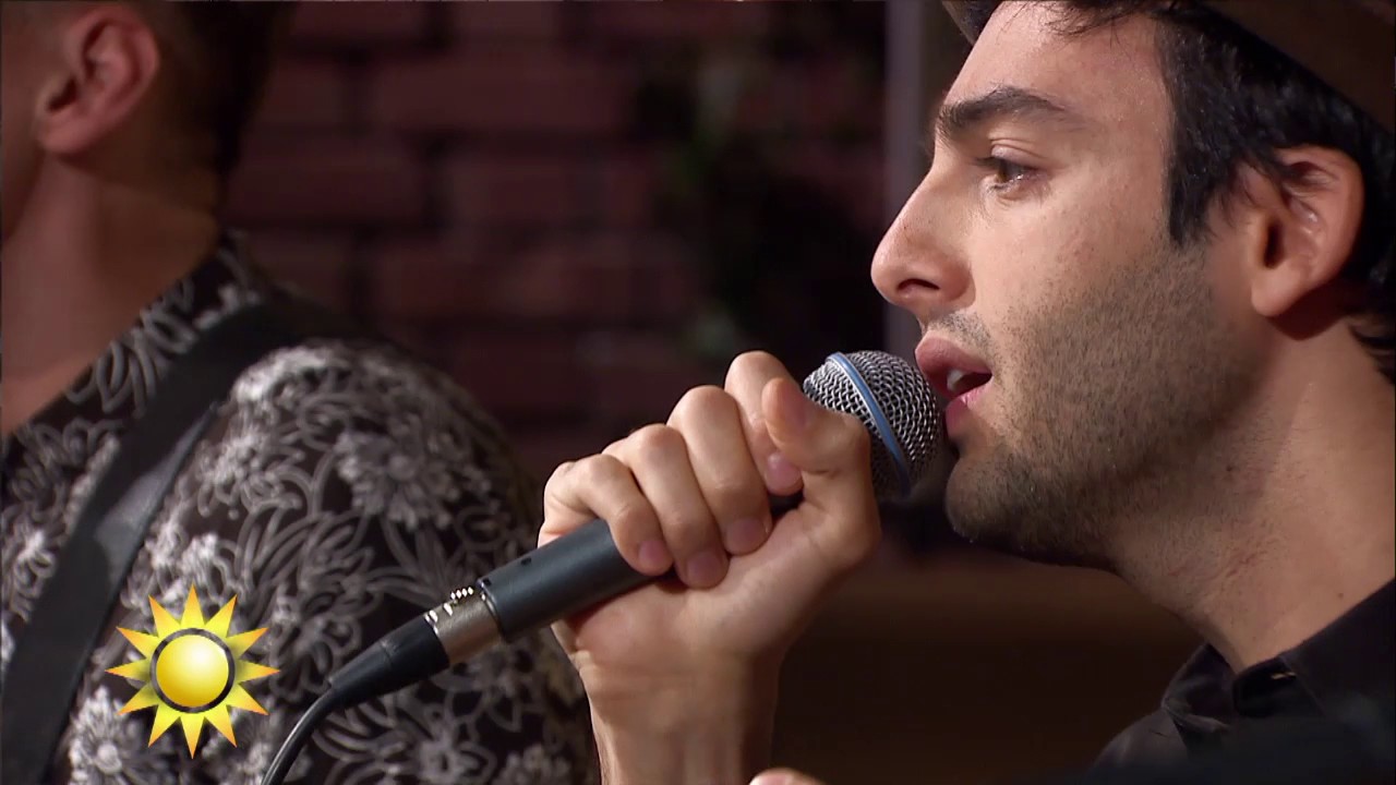 Artisten Darin framför låten 