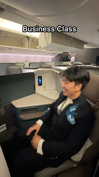 Super economy VS super first class airplane seats… #airplaneseats #businessclass #cathaypacific