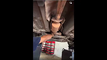 حركة و أصدار صوت أكزوز في اسفل السيارة في احدى مراكز الصيانة 