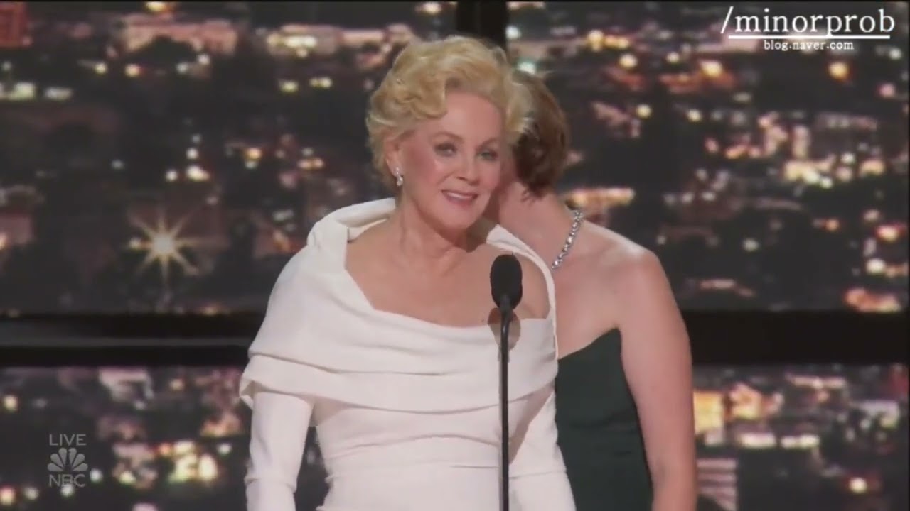 Jean Smart and Hannah Einbinder presenting the Emmy (kor)