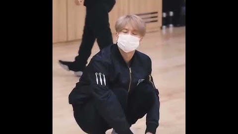 Jinyoung lifting Jackson 2020 (monograph )🥺aww my jinson heart🥺