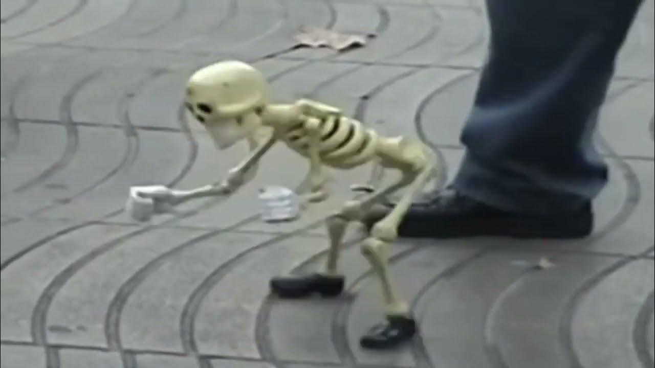 Скелет падает мем. Анимированный скелет. Скелет падает мем. Скелет флексит. Скелет анимация.