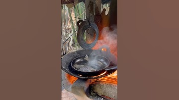 Khô cá sặc chiên giòn ăn cùng canh rau ngót. Xin mời cả nhà #buacomque #quehuong