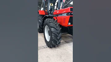 Kolik koní má traktor Case 1455?