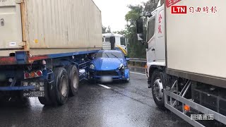 國3大雨釀9車追撞 保時捷險卡貨車底(翻攝畫面)