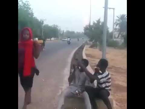 ثول والله ثول مايشايفين وحده حلوه عم تتمشئ ولج ام الأحمر خبلتي العالم شد الوصف