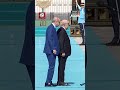 مرحبا عسكر عبد المجيد تبون يحيي حرس الشرف التركي خلال مراسم استقباله الرسمية في أنقرة