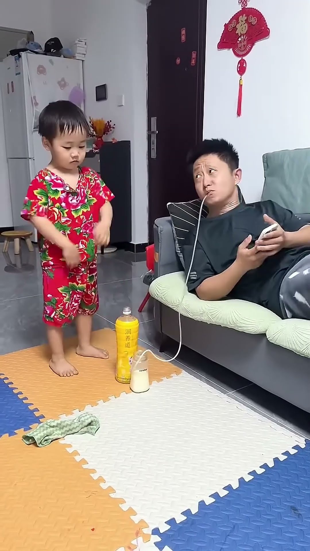 爸爸还挺会享受，儿子都看不下去了#Cute baby#Cute#呆萌小米宝#聪明宝宝#萌娃#整蛊#测试