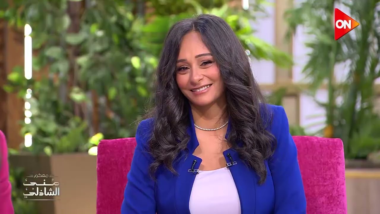 كان اب وزوج وابن مش هيتكرر - لحظة دخول زوجة وابنة الخال الابنودي استوديو معكم منى الشاذلي