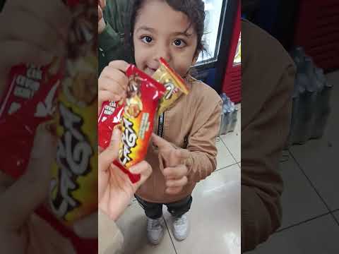 دليار عم يقول اشتريلي ياها انا بعرف شو بحب شوكلاتة دبي دليار و منان
