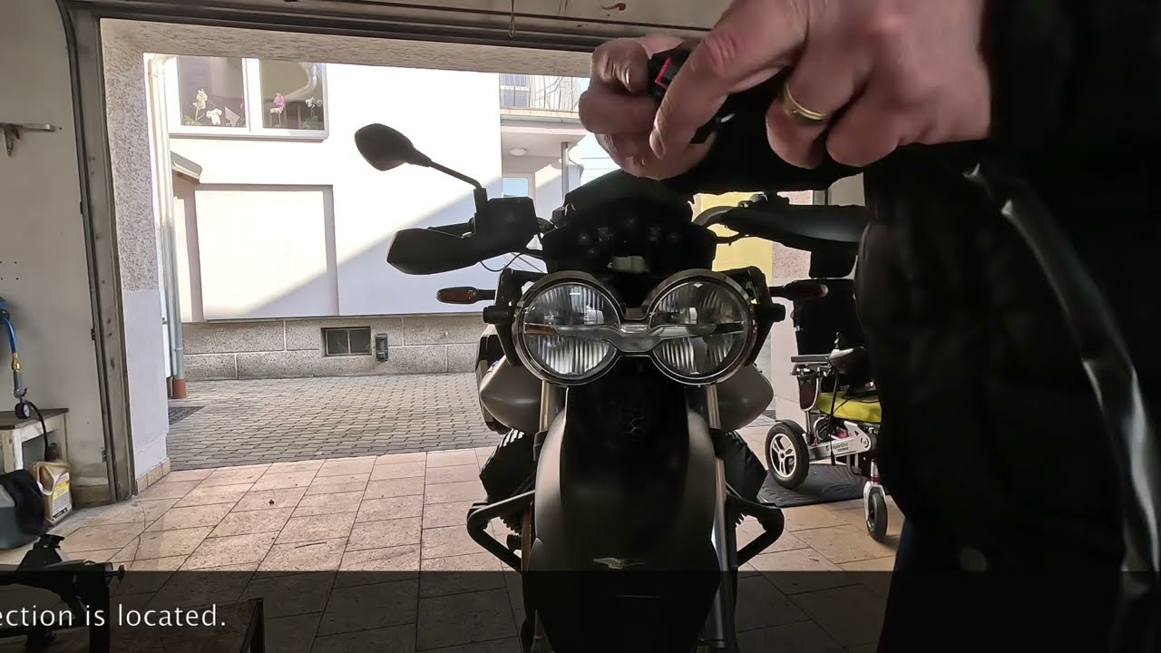 Moto Guzzi V85TT, montáž originálních mlhových světel.