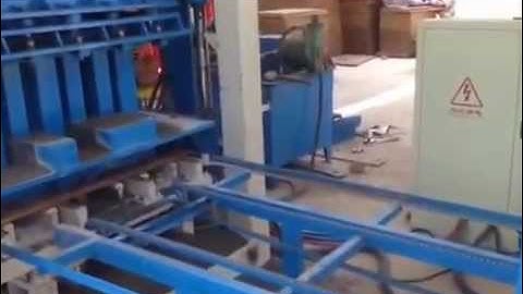 QT5-15 automatic concrete block making machine .mp4