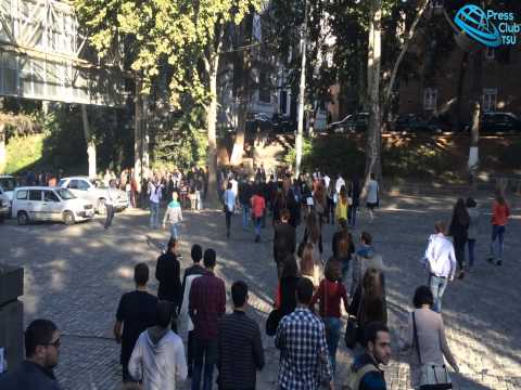 სტუდენტების მსვლელობა გმირთა მოედნისკენ