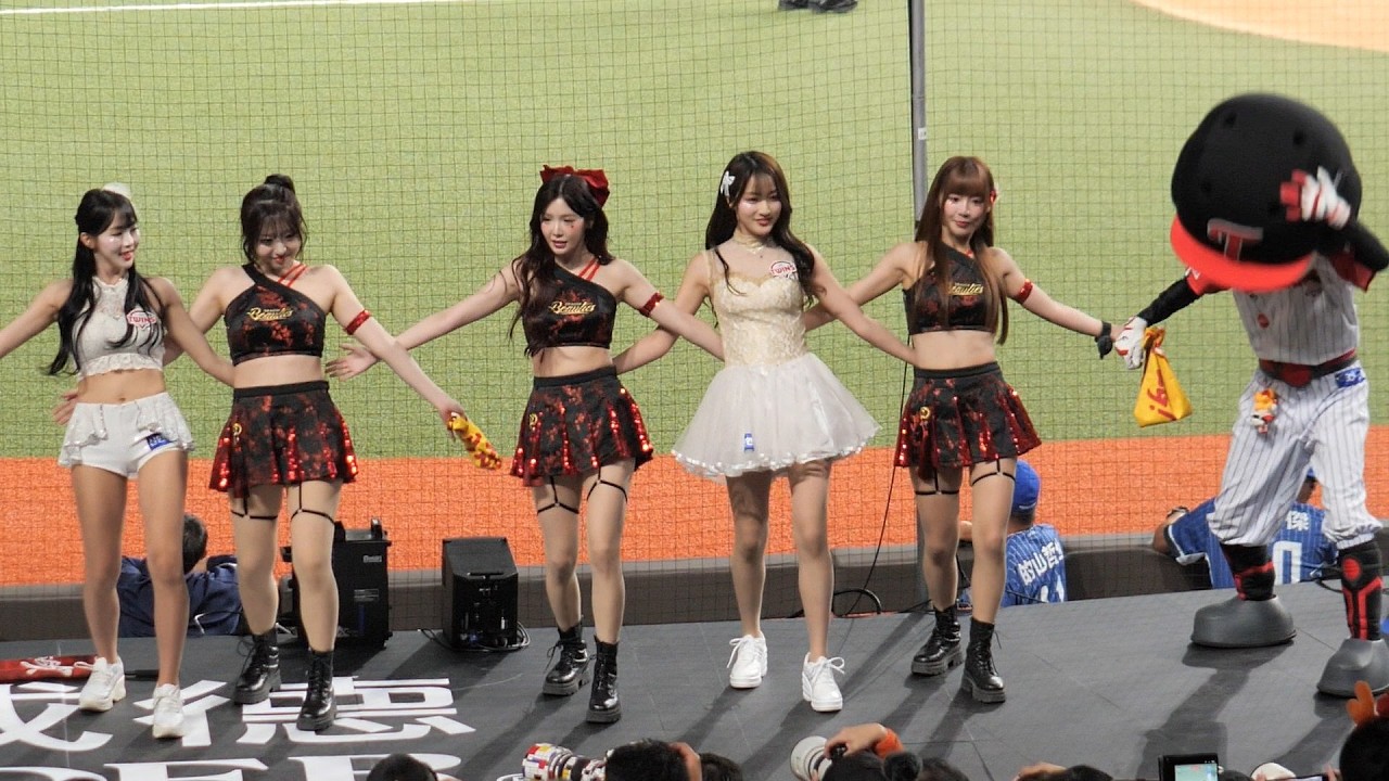 LG TWINS啦啦隊和Dragon Beauties小龍女-摯愛味全龍(富邦悍將 vs 味全龍-Red!가자! LG TWINS X ...