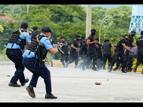 Policía intimida a la población con fotos de curso en técnicas represivas y uso de fusilería letal