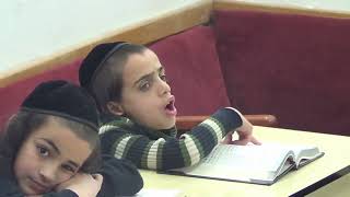 המארי התימני הרב איתמר רמתי עם ילדי תימן בירושלים כניס בדיחי - השישי לפרשת וישב בקריאה תימנית.