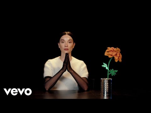 Смотреть «St. Vincent - So Many Planets» на YouTube