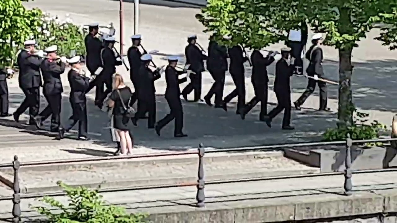 Hemvärnets musikkår i Uppsala paraderar på Östra Ågatan på pingstafton 2023.