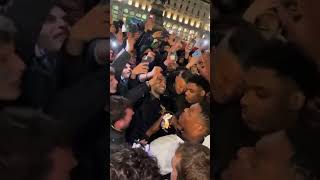 “Idolo NEROBLU: Hakan CALHANOGLU” | Calhanoglu canta con i TIFOSI alla FESTA SCUDETTO #shorts