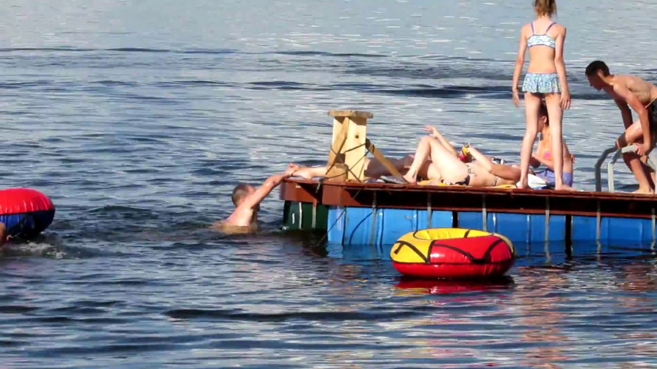 плот из бочек . Семейный отдых. Сплав.