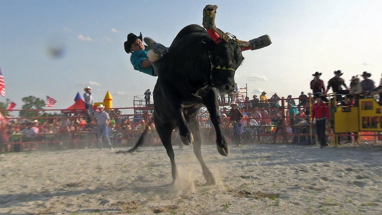 ESTE ES UN TORO ESPECTACULAR A GRAPA!! el primer jaripeo en la plaza mi