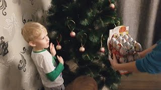 Наряжаем новогоднюю елку киндер сюрпризами и шоколадками баунти и несквик