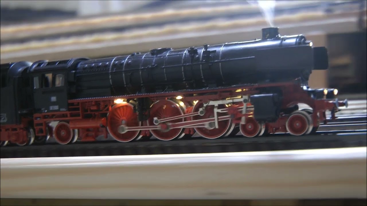 Spur N, Fleischmann BR01 1100 mit Rauch zieht Hechtwagen.