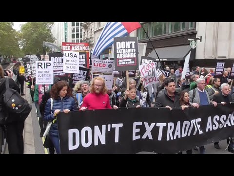 PROTESTERS MARCH TO THE ROYAL COURTS OF JUSTICE #FREEJULIANASSANGE