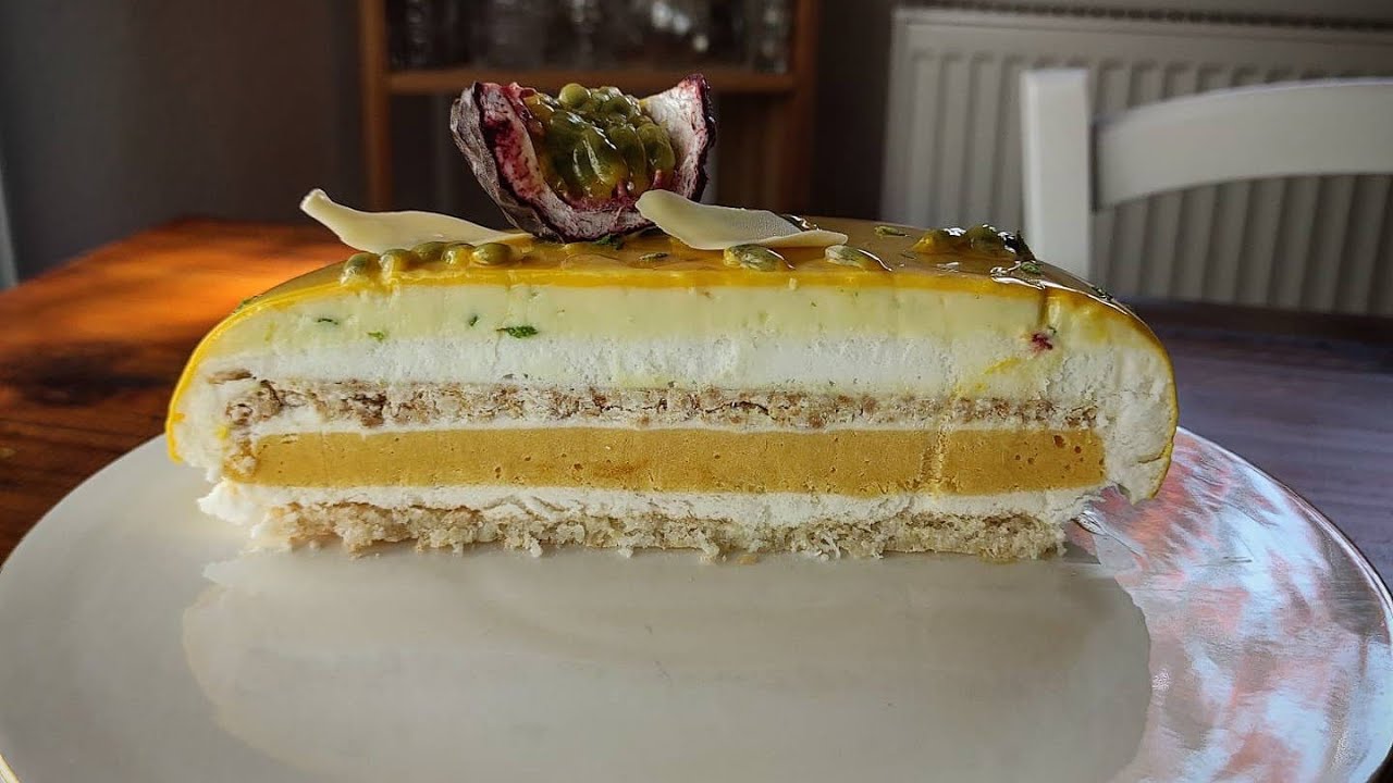 Entremet | mousse de cocos | fructul pasiunii și insert crocant | glazură oglindă | Mirror glaze