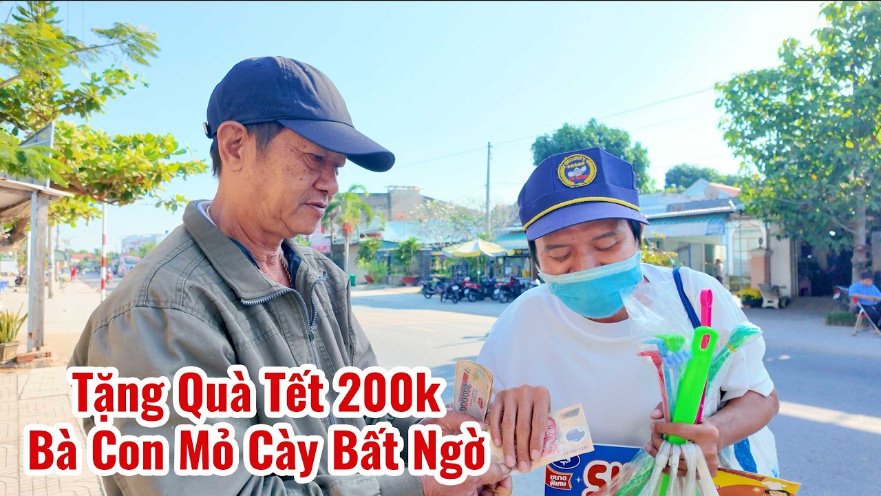 Bà con mưu sinh đường phố Mỏ Cày bất ngờ khi nhận được 200K