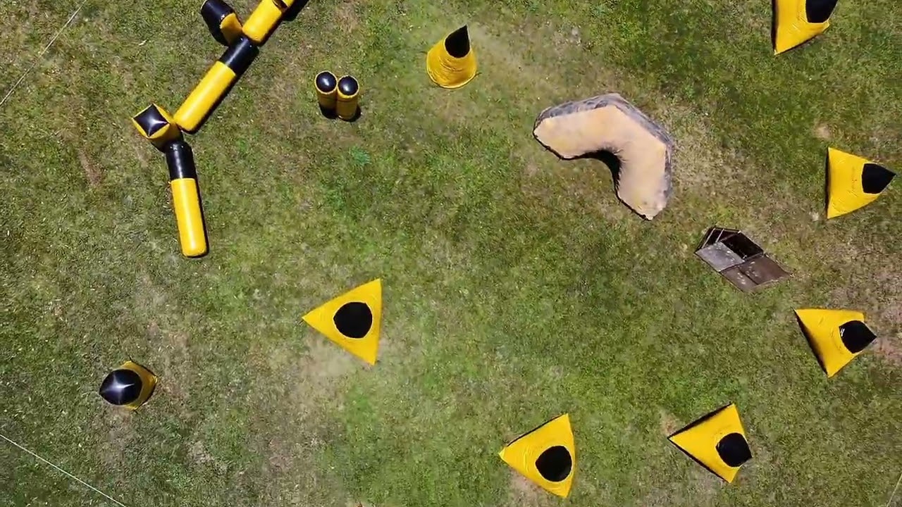 Filmagem de drone em um campo de airsoft 