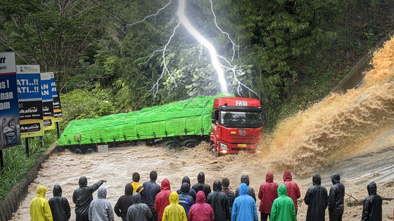 BERJUANG HABIS-HABISAN !!! SOPIR PANTANG MENYERAH, Drama Truk Siba Surya Melawan Cuaca Buruk