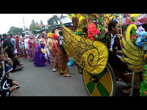 parade-baju-muslim-man-pesanggaran-live-karnaval-budaya-2017-siliragung-banyuwangi