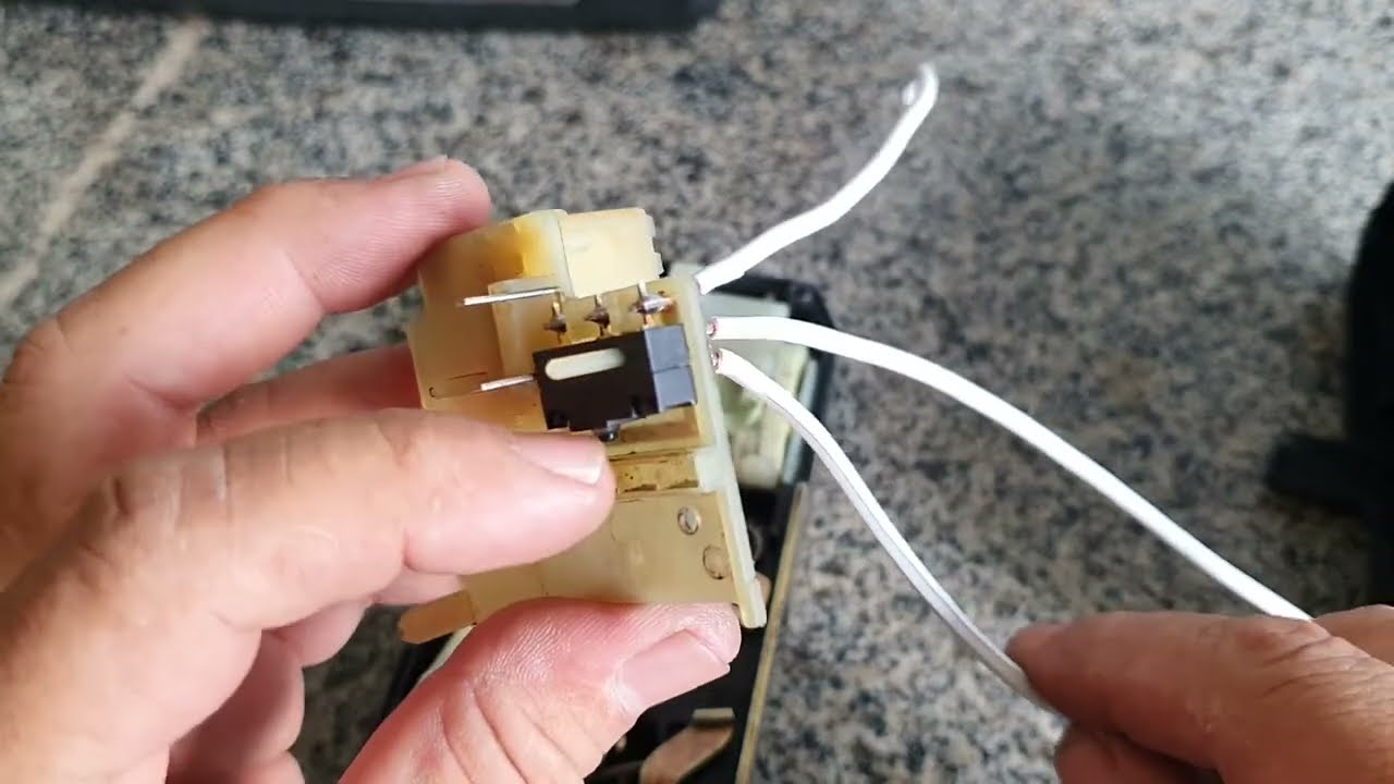 ELIMINAR  MICRO SWITCH TRAVA ELÉTRICA VECTRA/CARONA. UNINDO OS TERMINAIS 1 E 3.