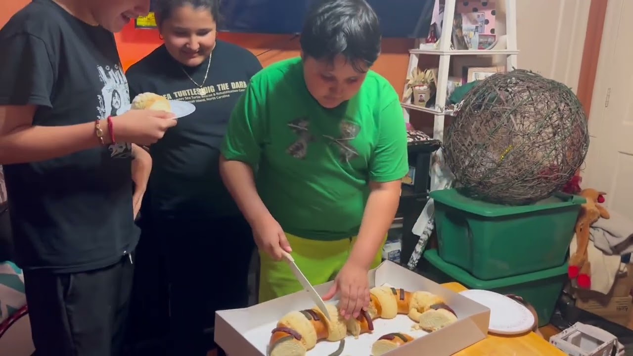 Alan y la familia cortando la rosca de Reyes Magos 2026￼