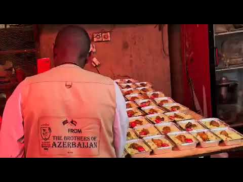 توزيع وجبه ساخنه في احد معسكرات النازحين