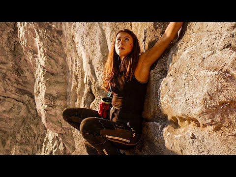 Девушка застряла над ПРОПАСТЬЮ в 3000 метров Всего На ОДНОМ ВЫСТУПЕ В 1 метр Без Еды и Воды