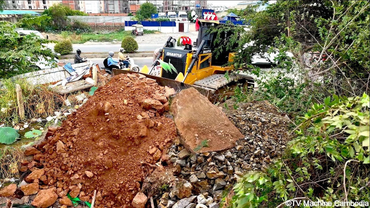 INCREDIBLE Powerful Skills SHANTUI Bulldozer Clearing & Pushing Tons of Soil and Rock Land Filling