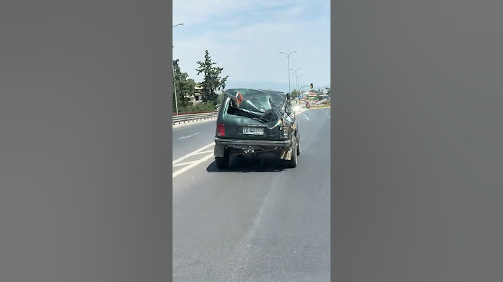 Σμπαραλιασμένο αυτοκίνητο κινείται σε δρόμο ταχείας