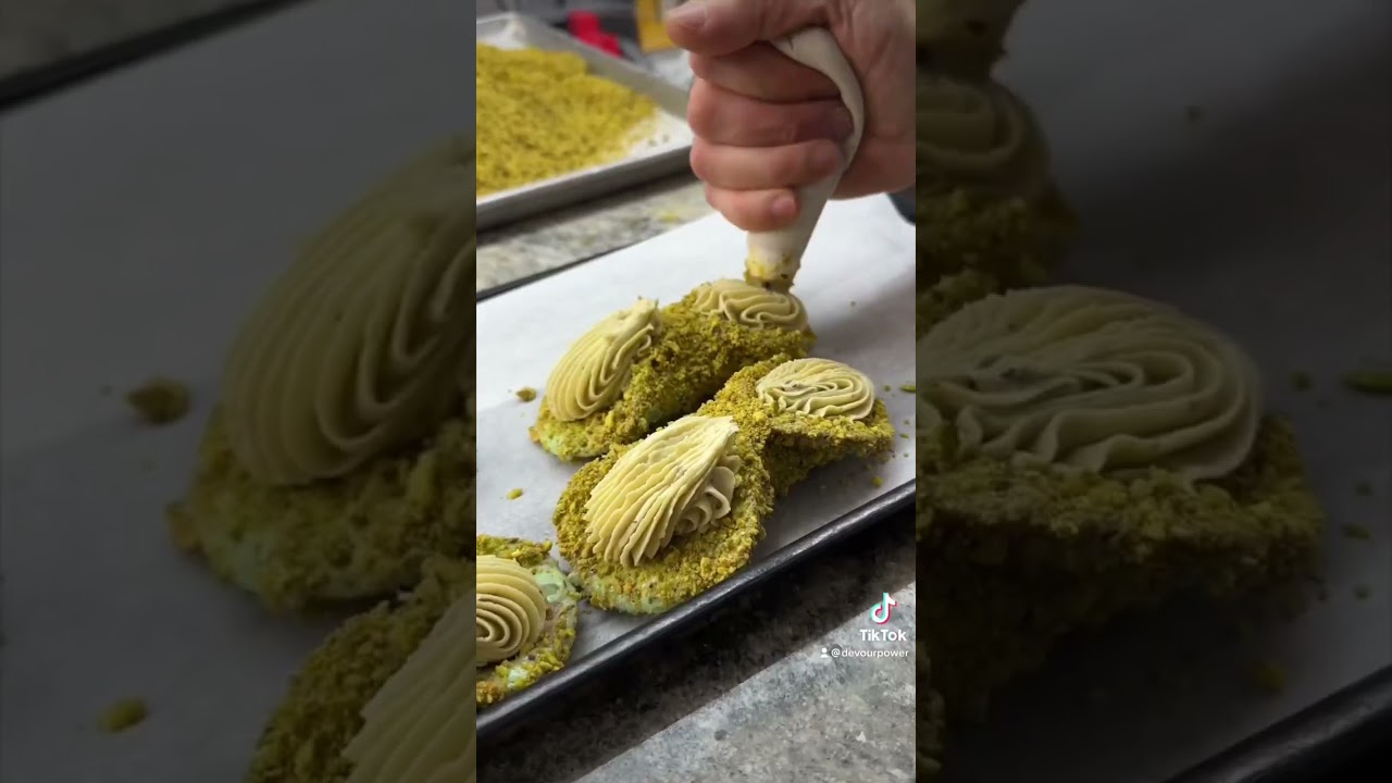 Настоящие итальянские канноли готовятся в ресторане Fortunato Brothers в Уильямсбурге, провинция ...